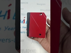 Sensor Diffuse Leuze HRT 96MP-1630-800-41 dengan penekanan latar belakang