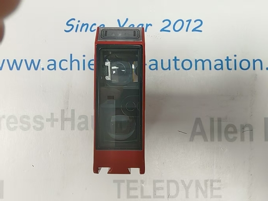 Sensor Diffuse Leuze HRT 96MP-1630-800-41 dengan penekanan latar belakang