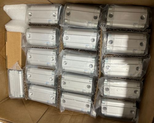 Silinder kompak Festo ADVU-32-30-P-A