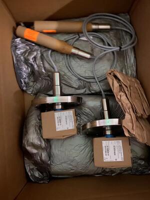 Endress Hauser FTM52-AAH2B4A32AA Transmitter Tingkat Magnetostrictive Presisi Tinggi untuk Kontrol Proses Industri