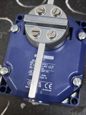 Saklar Batas Industri Telemecanique XCRF17